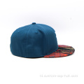 Twee toont achterin gesloten snapback -hoeden